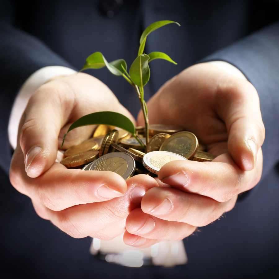 om-de-afaceri-cu bani care cresc in mana